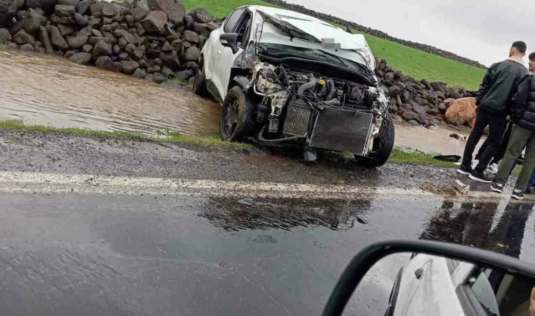 Diyarbakır’ın Çınar ilçesinde meydana gelen trafik kazasında otomobil takla atarak