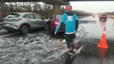 Şanlıurfa’da dolu yağışı nedeniyle kayganlaşan yolda 4 aracın karıştığı zincirleme