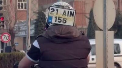 Diyarbakır’da bir kişi, motosikletinden düşen plakayı ceza yememek için kaskına