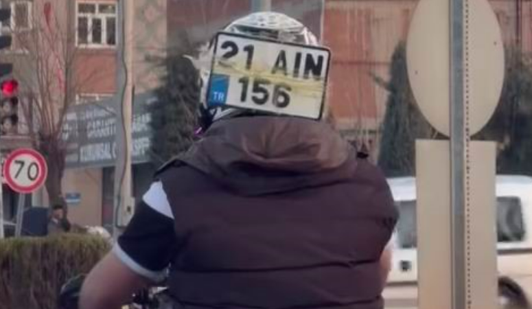 Diyarbakır’da bir kişi, motosikletinden düşen plakayı ceza yememek için kaskına