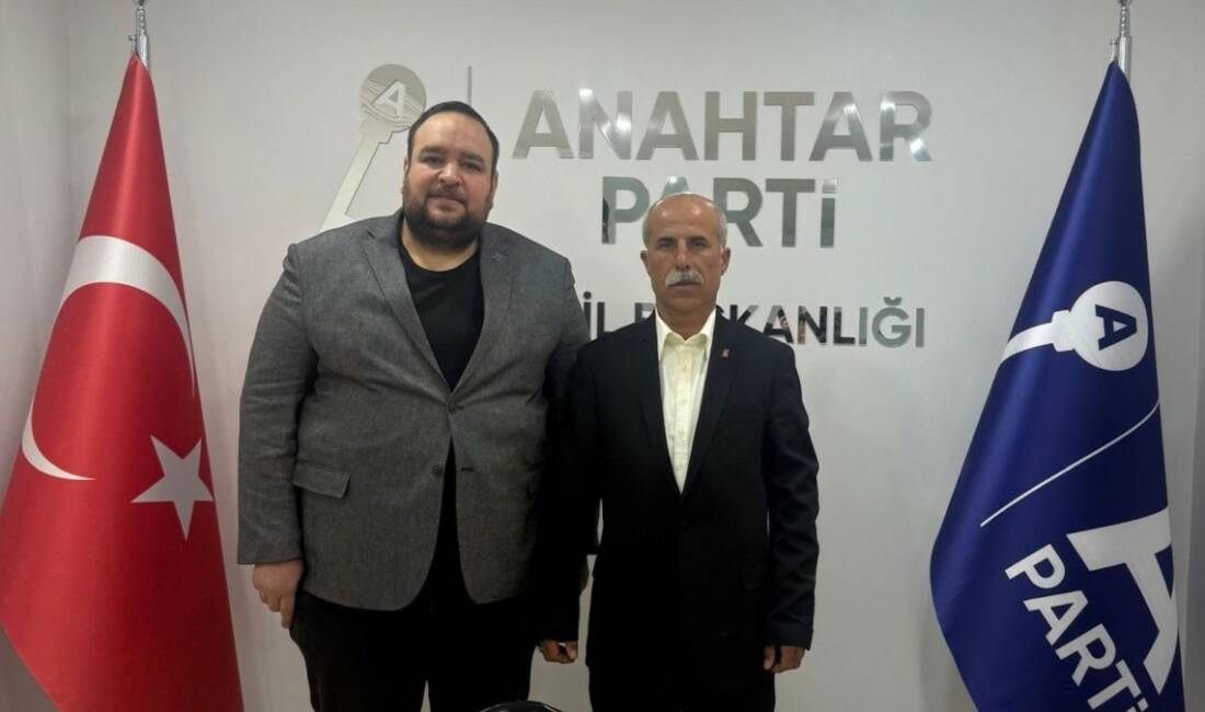 Anahtar Parti Samsat İlçe Başkanı Mustafa Çiçek, yönetim kurulu üyeleriyle
