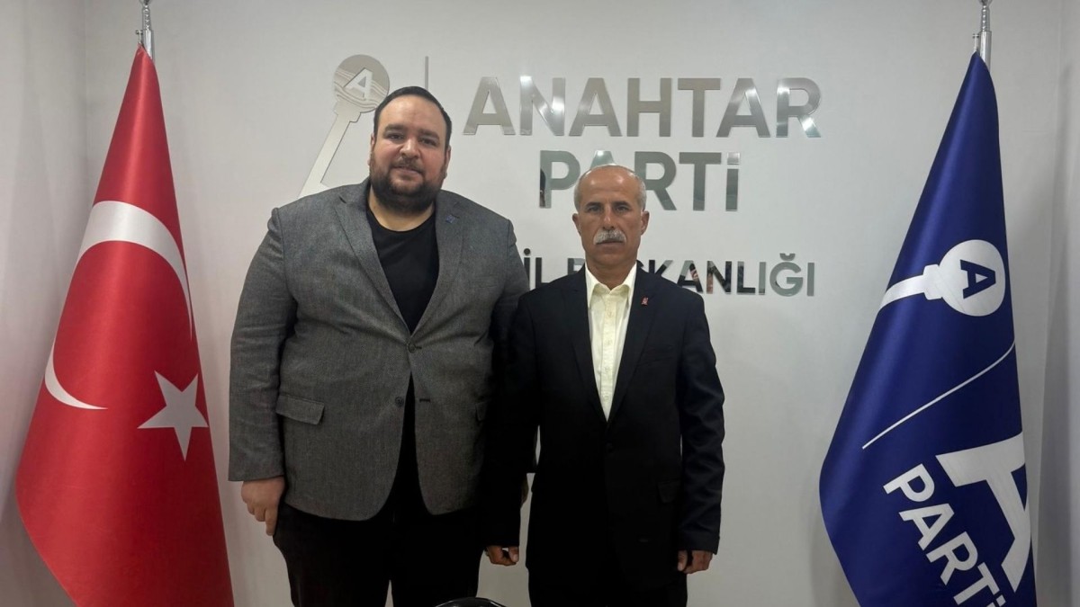 Anahtar Parti Samsat İlçe Başkanı Mustafa Çiçek, yönetim kurulu üyeleriyle