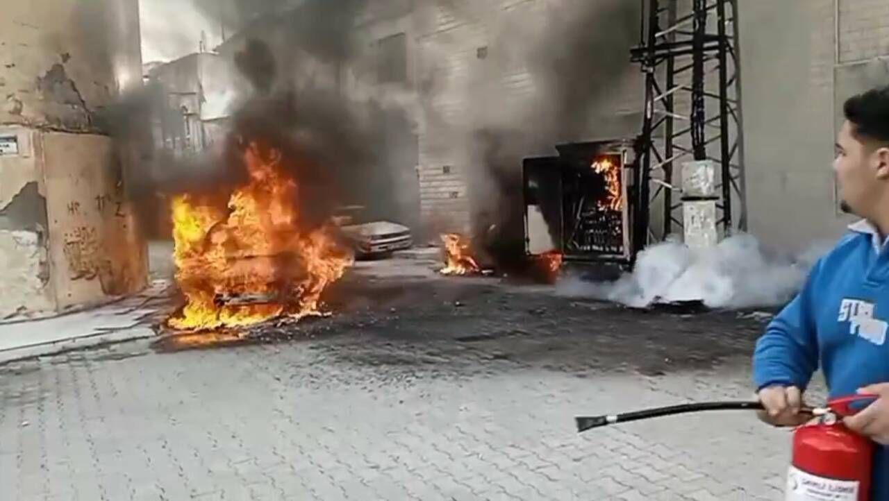 Şanlıurfa'da yetkisiz ve aşırı yüklenme nedeniyle bir elektrik panosu alev