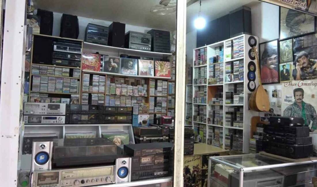 Adıyaman’da yaşayan Kenan Sarıkaya, yıllardır biriktirdiği kaset ve plak koleksiyonunu