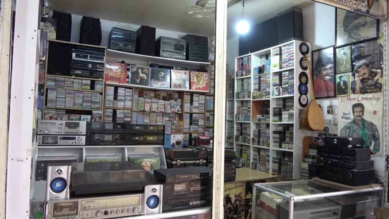 Adıyaman’da yaşayan Kenan Sarıkaya, yıllardır biriktirdiği kaset ve plak koleksiyonunu