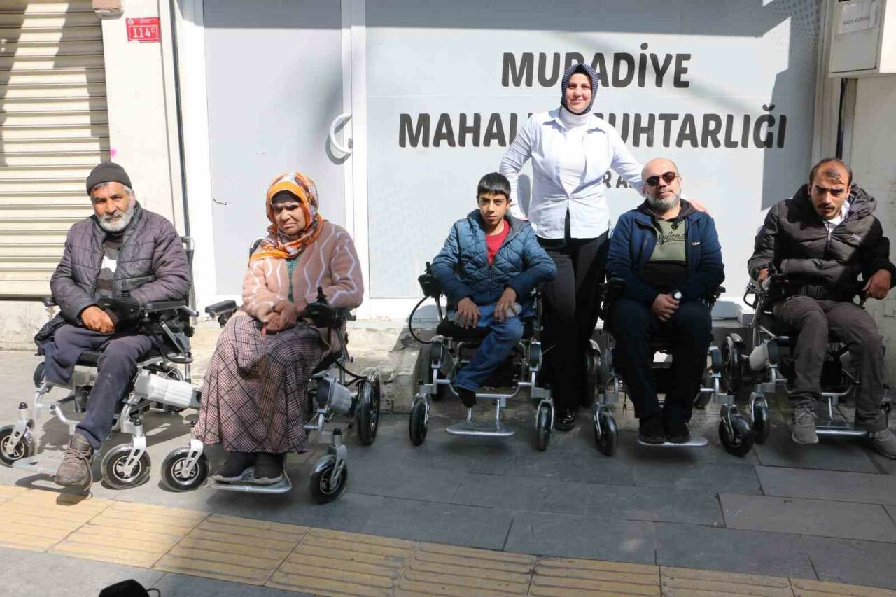 Diyarbakır’ın Bağlar ilçesinde hayırseverlerce gönderilen 10 adet akülü sandalye bayram