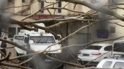 Diyarbakır’ın Kocaköy ilçesinde eşini öldürüp, kuzenini ağır yaralayan şahıs tutuklandı.