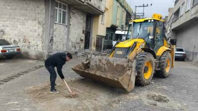 Şanlıurfa'da etkili olan aşırı yağışlar nedeniyle toprak ve çakıl taşınırken,