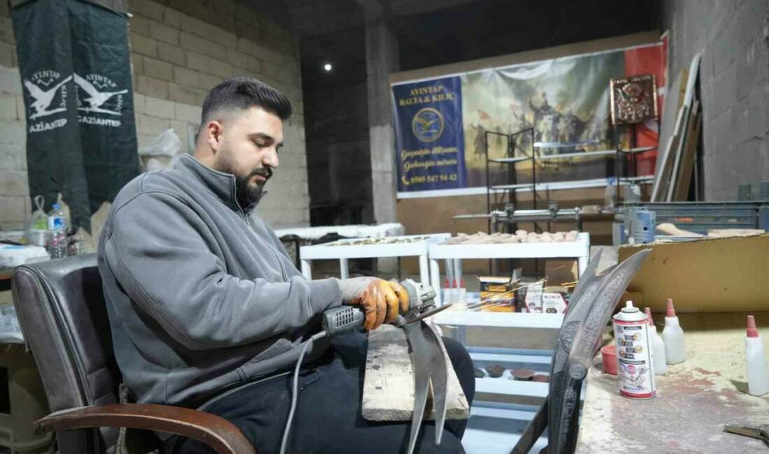 Gaziantep’te yaşayan kılıç ustası Mustafa Yaşar, üçüncü kuşak olarak sürdürdüğü