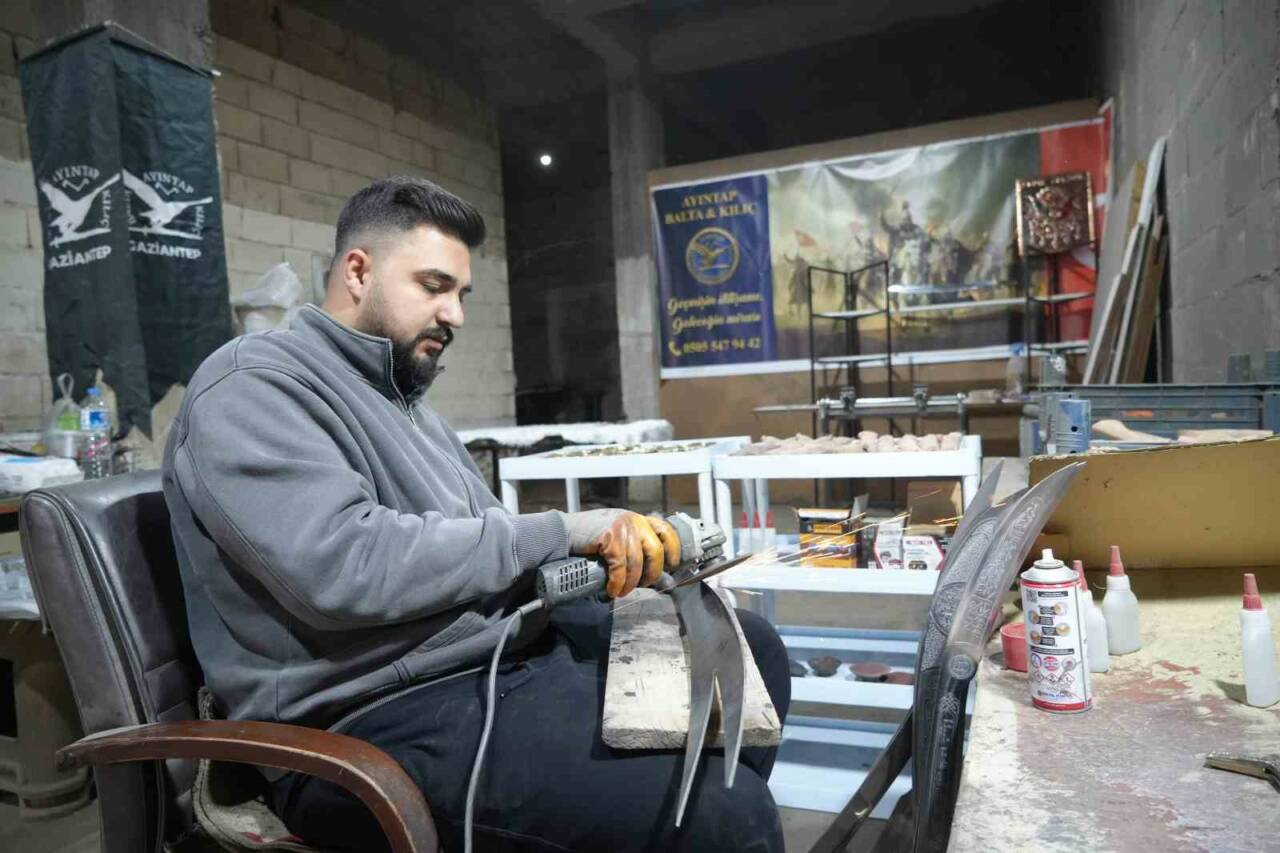Gaziantep’te yaşayan kılıç ustası Mustafa Yaşar, üçüncü kuşak olarak sürdürdüğü