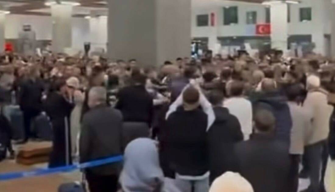 Gaziantep Havalimanı’nda iki grup arasında başlayan tartışma kavgaya dönüşürken yüzler