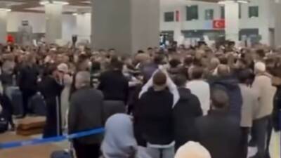 Gaziantep Havalimanı’nda iki grup arasında başlayan tartışma kavgaya dönüşürken yüzler