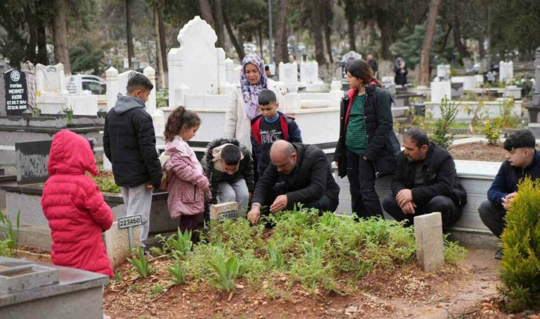Gaziantep’te Ramazan Bayramı öncesi mezarlıklarda ve şehitliklerde yoğunluk oluştu. Ramazan