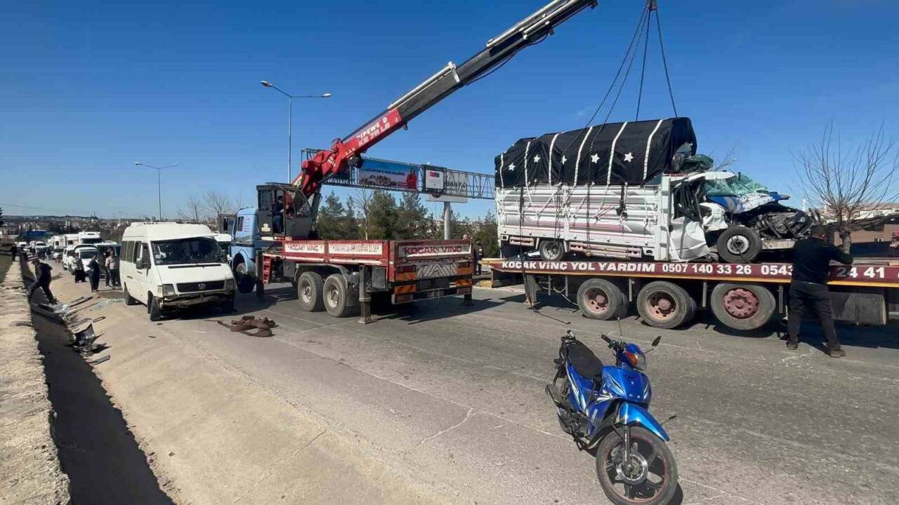 Gaziantep’te minibüs ile kamyonetin çarpıştığı kazada 4 kişi yaralandı.