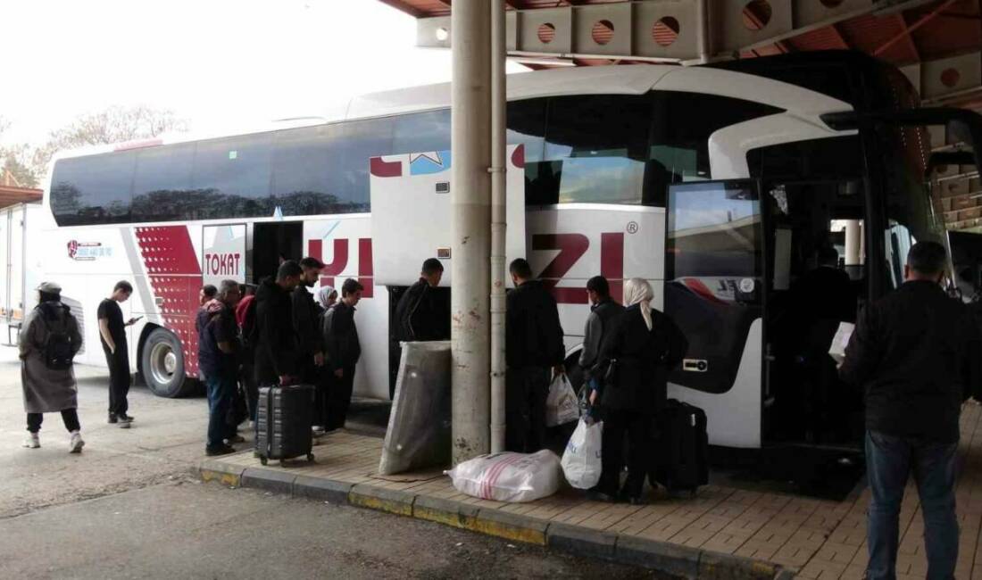 Gaziantep’te Ramazan Bayramı’nda otogarda yoğunluk yaşanırken İstanbul çıkışlı otobüs seferlerinde