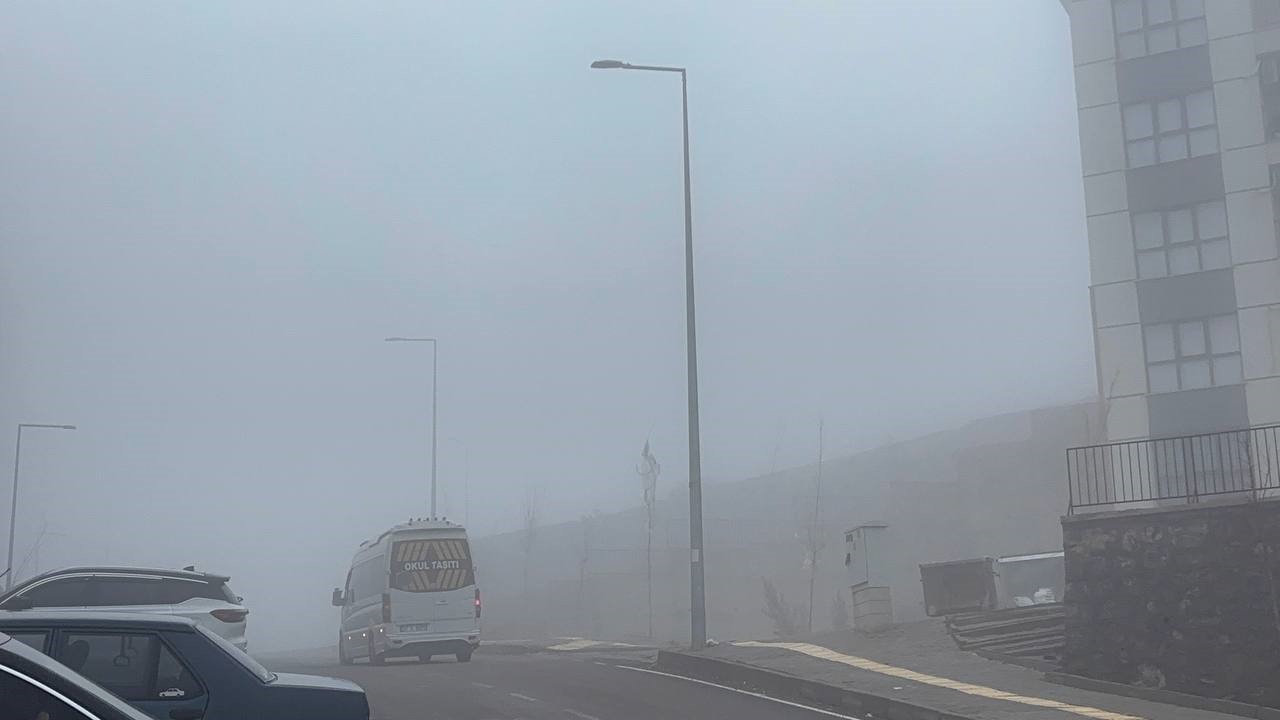 Gaziantep’te sabah saatlerinde yoğun sis ve yağış etkili oldu.