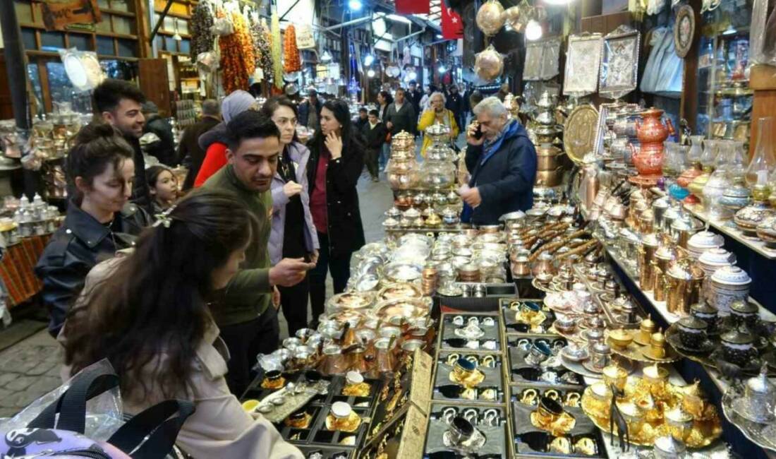 Gaziantep’te Ramazan Bayramı öncesi birçok tarihi çarşıda alışveriş yoğunluğu yaşanıyor.