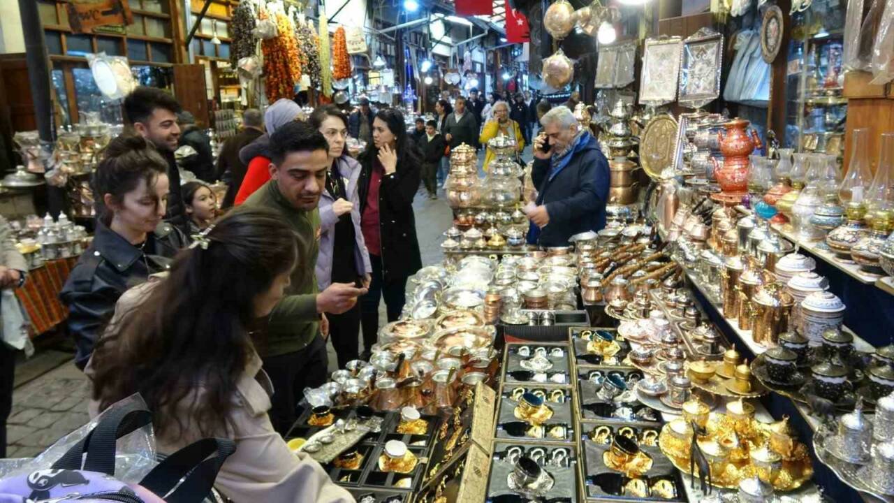 Gaziantep’te Ramazan Bayramı öncesi birçok tarihi çarşıda alışveriş yoğunluğu yaşanıyor.