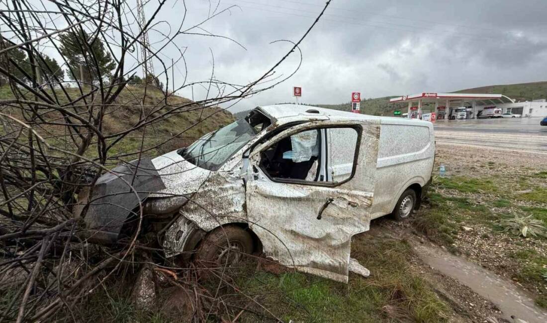 Adıyaman’da midibüsün şarampole yuvarlanması sonucu 1 kişi yaralandı.