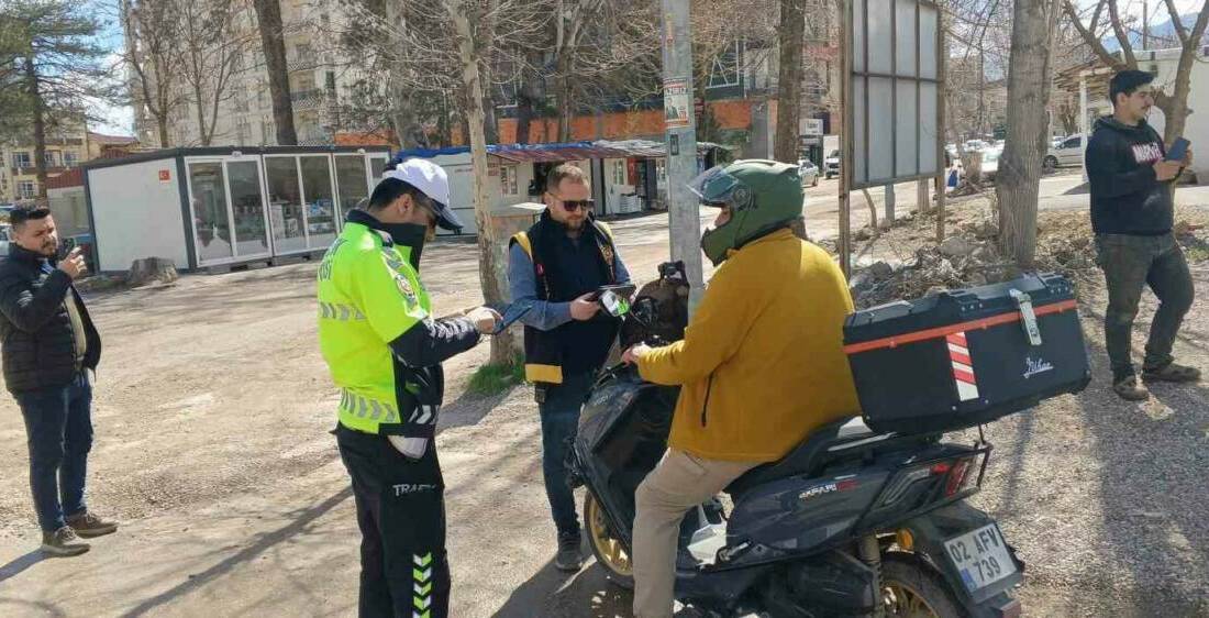 Adıyaman’ın Gölbaşı ilçesinde trafik polisleri tarafından yapılan uygulamada ehliyetsiz yakalanan