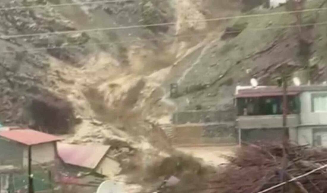 Şırnak’ın Uludere ilçesine bağlı Taşdelen köyünde etkili olan sağanak yağış