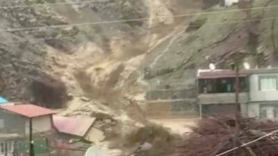 Şırnak’ın Uludere ilçesine bağlı Taşdelen köyünde etkili olan sağanak yağış