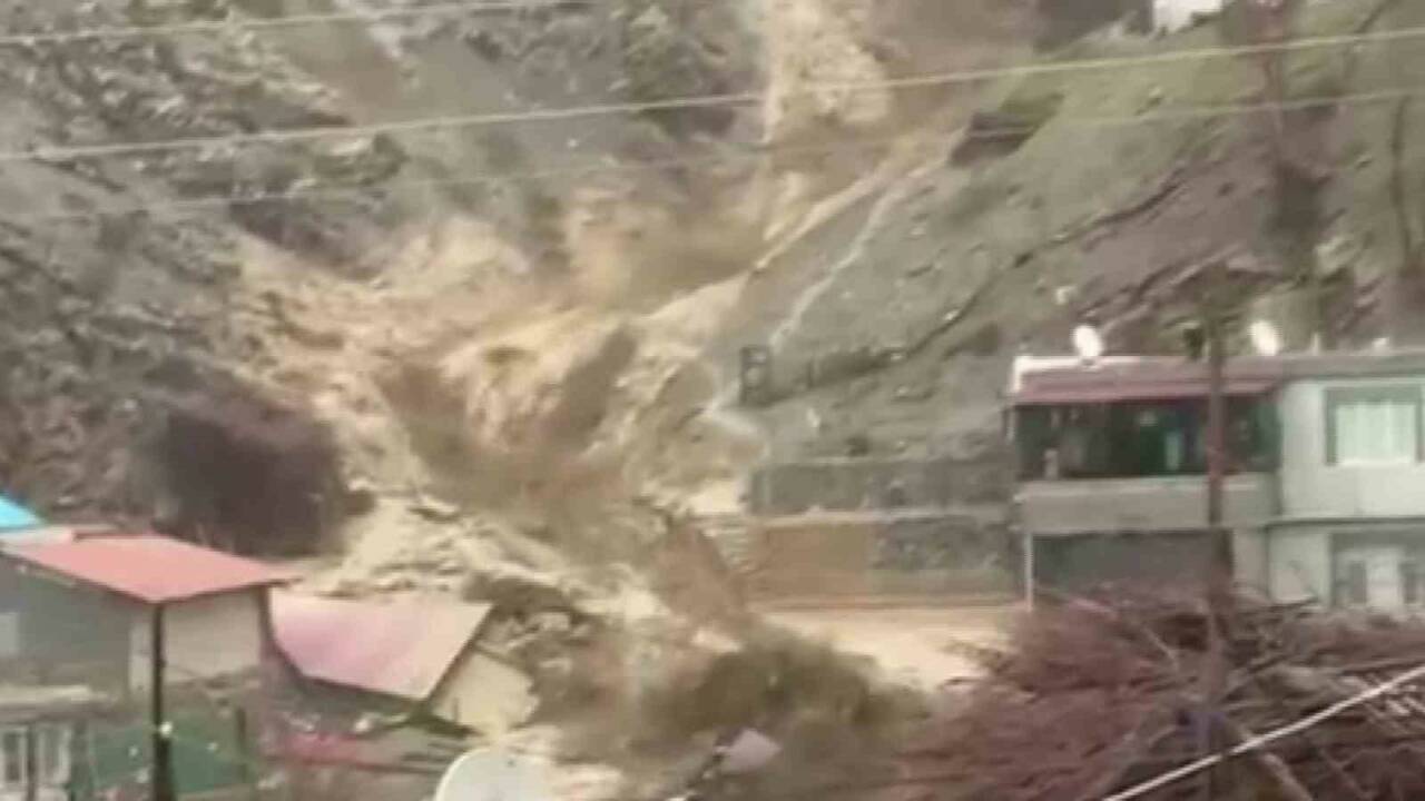 Şırnak’ın Uludere ilçesine bağlı Taşdelen köyünde etkili olan sağanak yağış