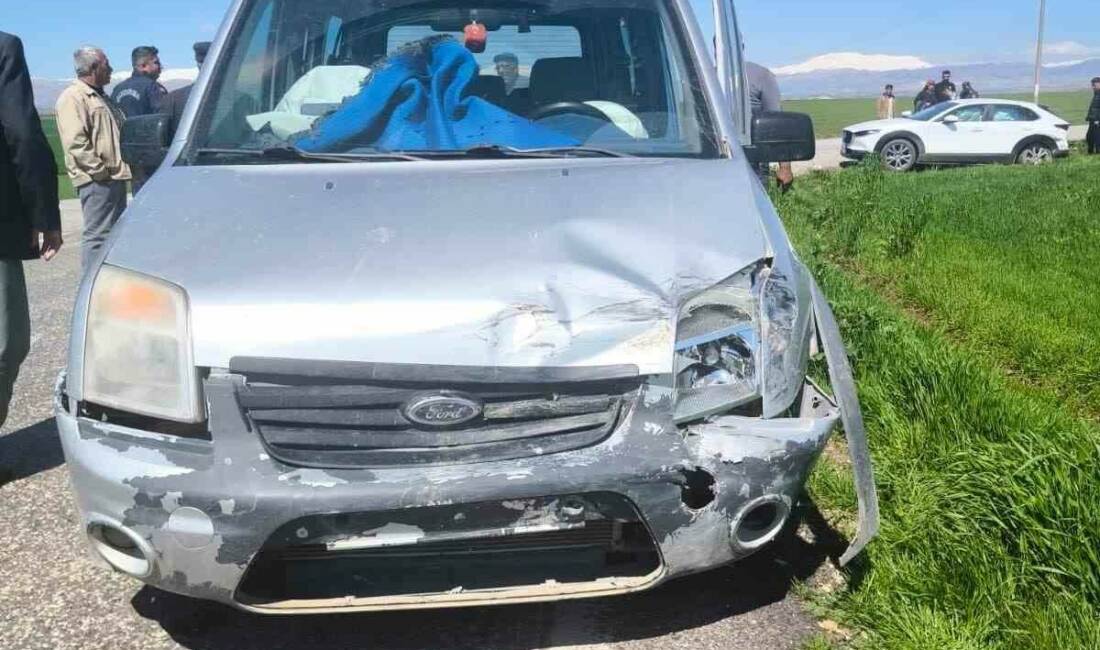 Adıyaman'ın Besni ilçesinde otomobil ve hafif ticari aracın çarpışması sonucu