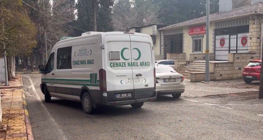 Gaziantep’te çalıştığı halı fabrikasında makineye sıkışan işçi, hayatını kaybetti.