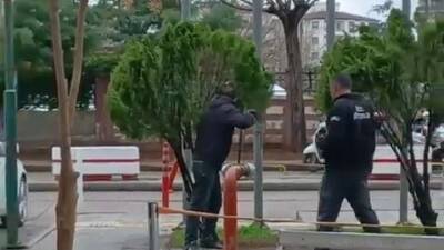 Adıyaman’da madde etkisinde kaldığı belirtilen bir şahsın hastane bahçesindeki görüntüsü