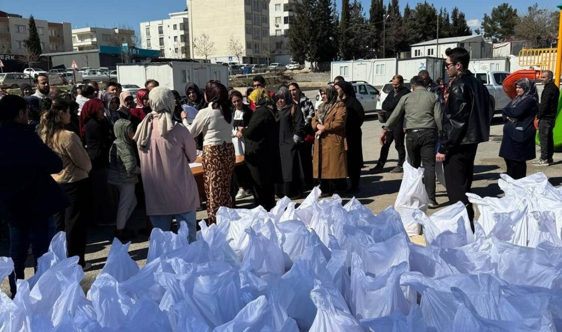 Adıyamanlı hayırsever Selvican Sümeya Şafak tarafından kentte binlerce aileye gıda