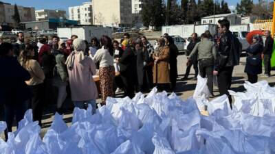 Adıyamanlı hayırsever Selvican Sümeya Şafak tarafından kentte binlerce aileye gıda