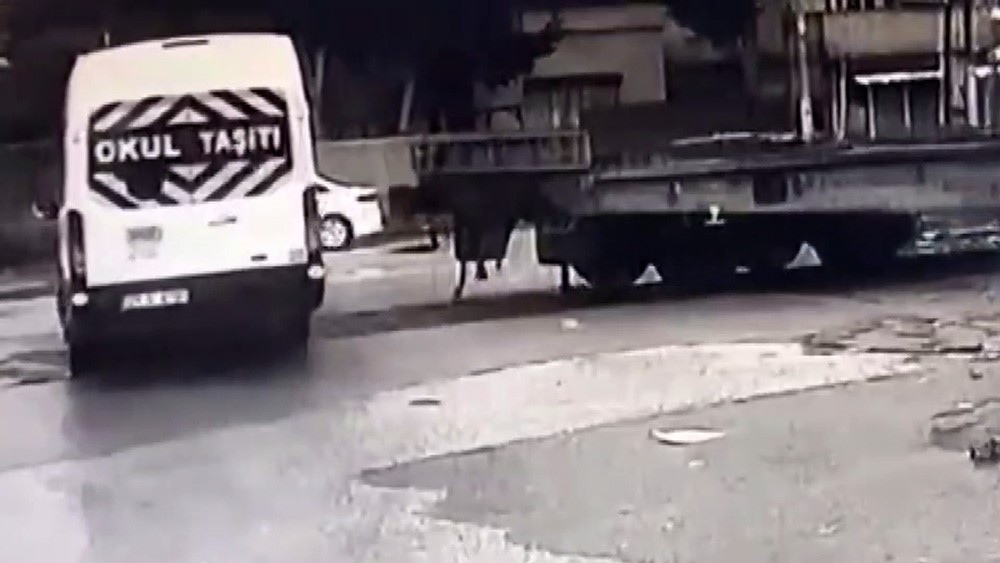 Gaziantep’in İslahiye ilçesinde hemzemin geçitten geçen okul servisine tren çarptı.