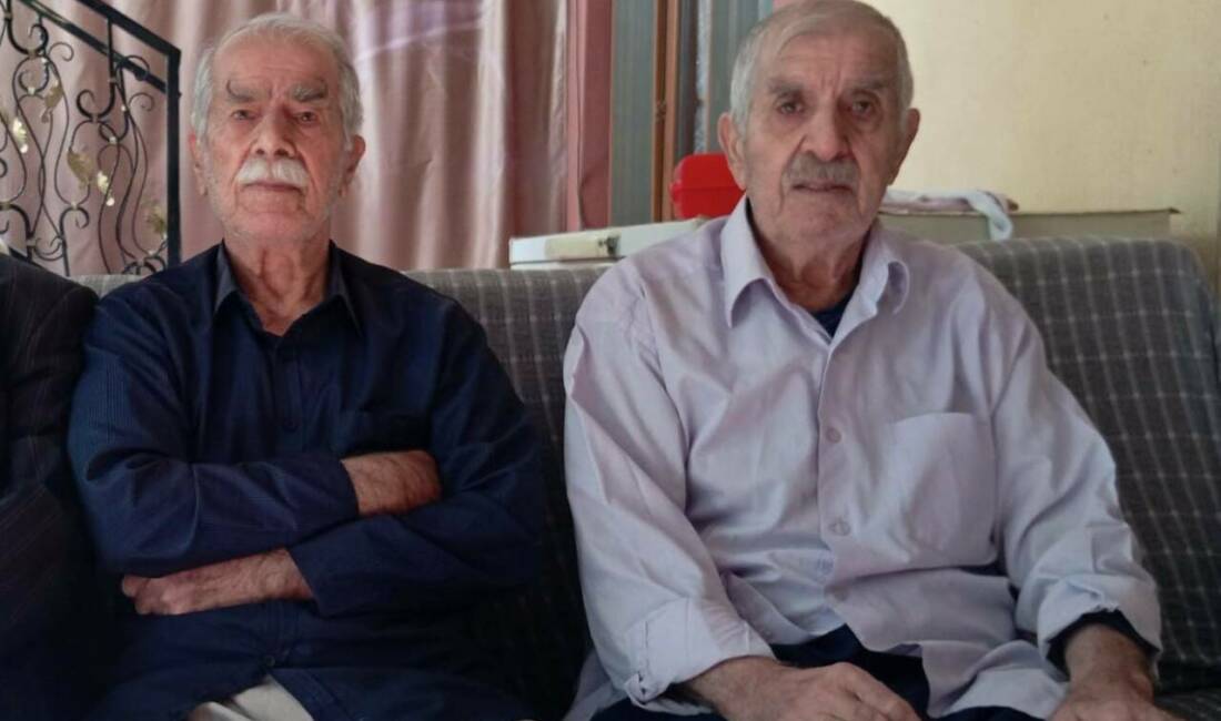 85 yaşındaki Nezir ve 83 yaşındaki Beşir Denktaş kardeşler, arka