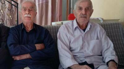 85 yaşındaki Nezir ve 83 yaşındaki Beşir Denktaş kardeşler, arka
