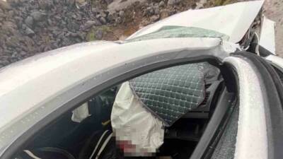 İki otomobilin kafa kafaya çarpışması sonucu 8 kişi yaralandı.