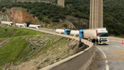 Gaziantep’in Nurdağı ilçesinde iki tırın kafa kafaya çarpışması sonucu 1