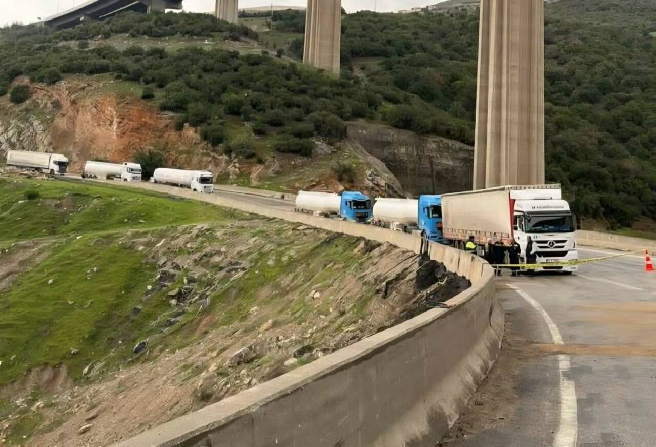 Gaziantep’in Nurdağı ilçesinde iki tırın kafa kafaya çarpışması sonucu 1