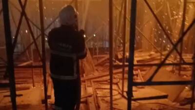 Adıyaman’da yapımı devam eden bir binanın çatısında çıkan yangın itfaiye