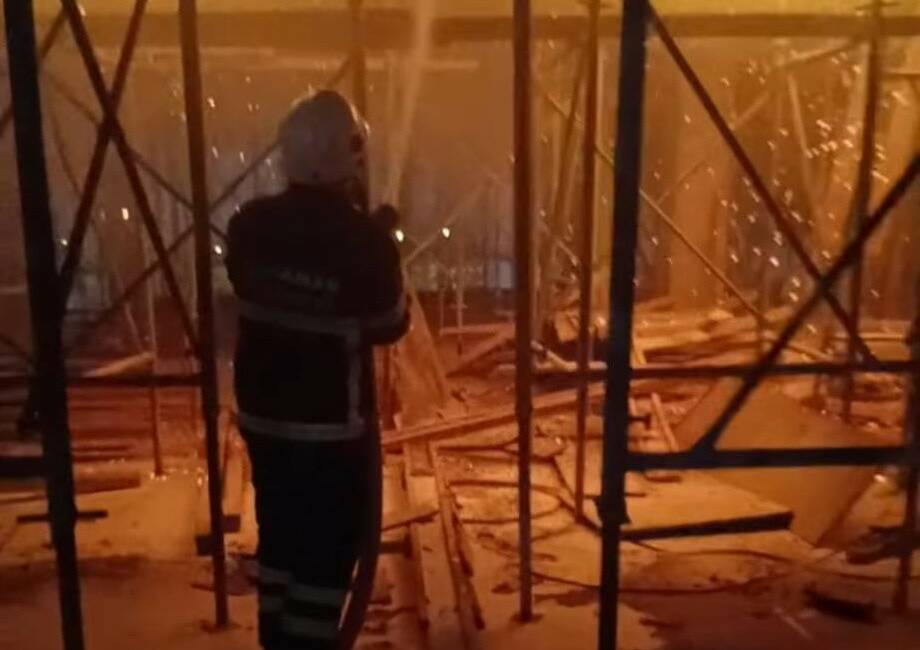 Adıyaman’da yapımı devam eden bir binanın çatısında çıkan yangın itfaiye