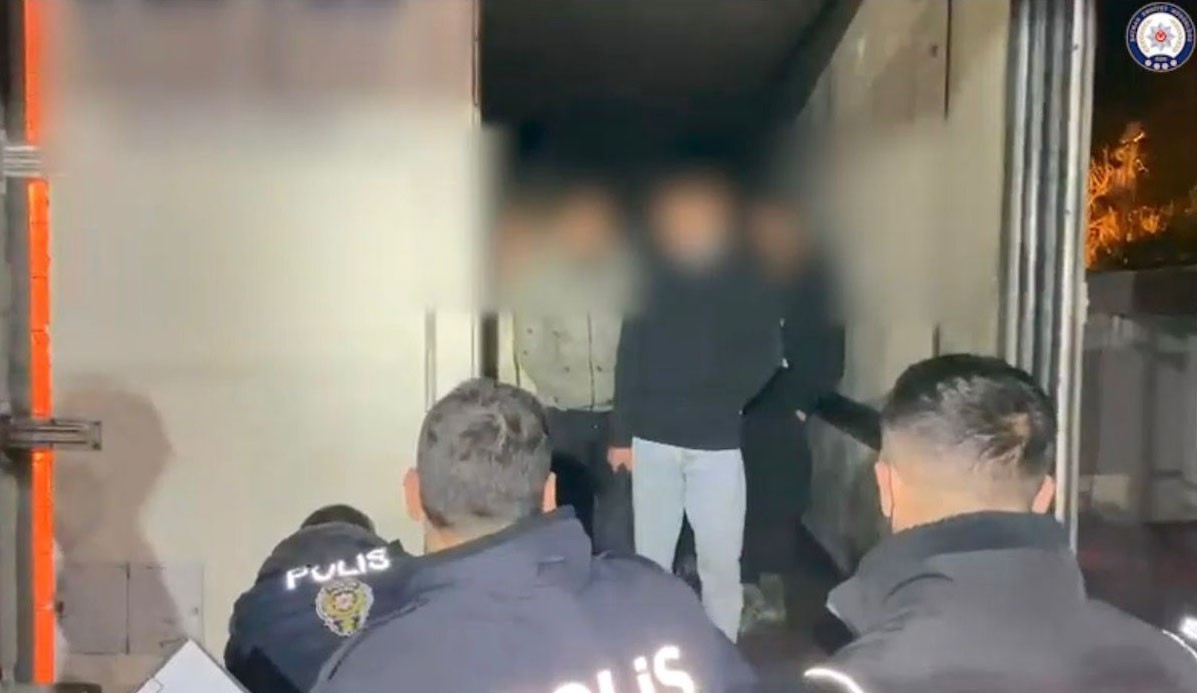 Batman’da polis ekipleri durdurduğu tırda İran’dan gelen 25 göçmeni dorsede