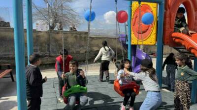 Almanya'da işveren olan Zübeyir Göktepe, Diyarbakır'ın Çermik ilçesindeki okula oyun