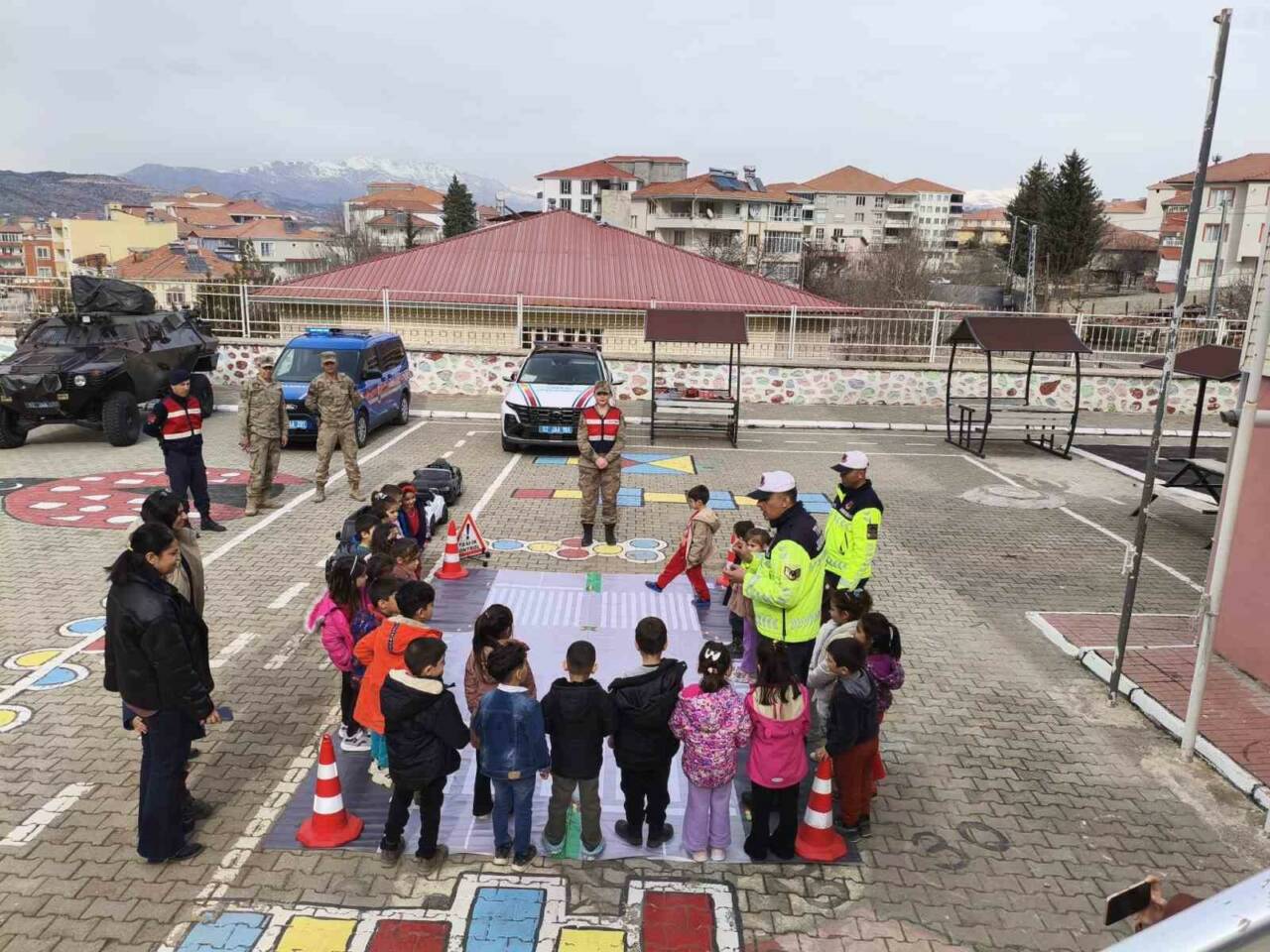 Adıyaman Gölbaşı İlçe Jandarma Komutanlığı ekipleri tarafından anasınıfı öğrencilerine uygulamalı