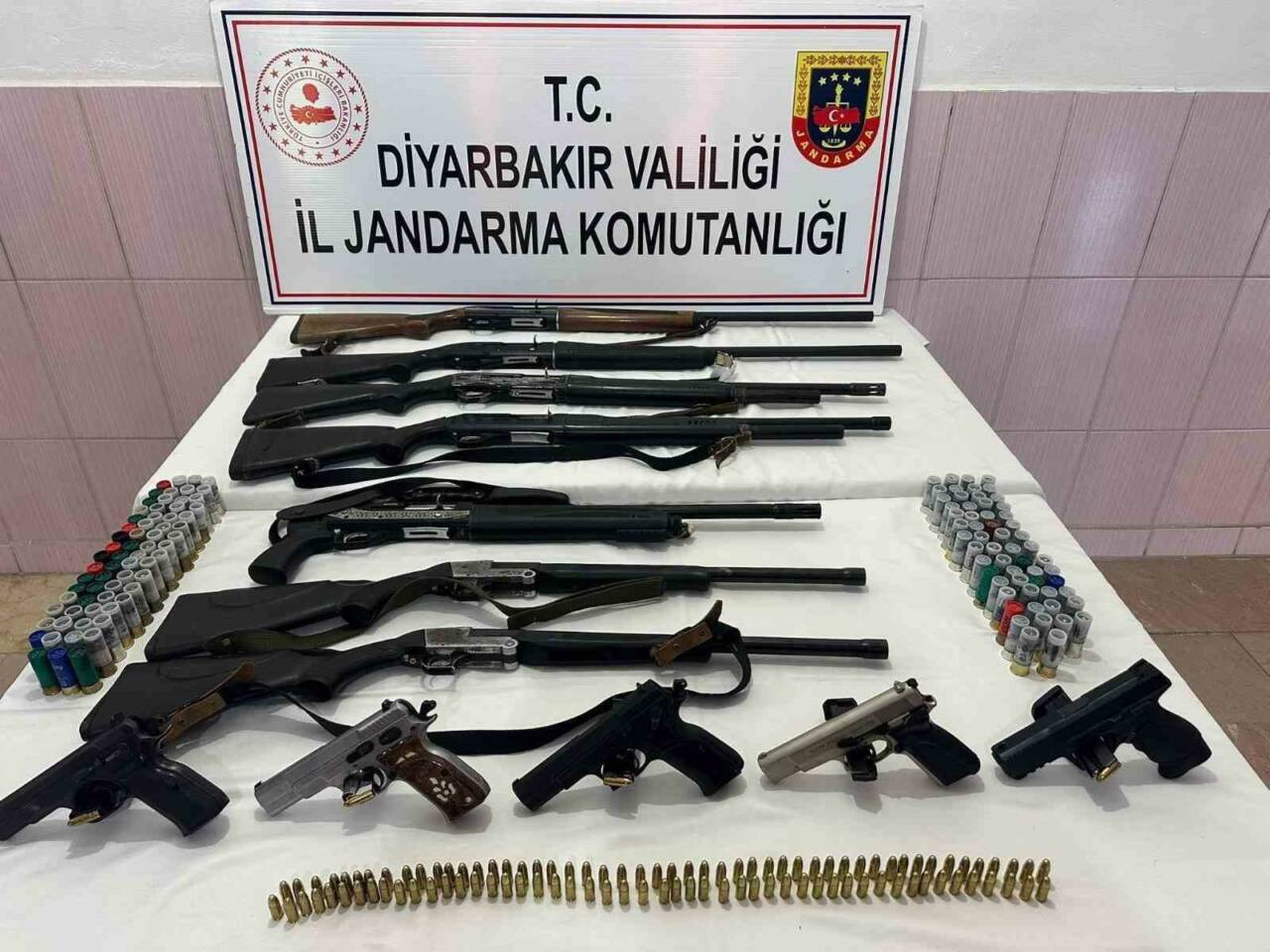 Diyarbakır'da düzenlenen jandarma operasyonlarında çok sayıda kaçak silah ve mühimmat