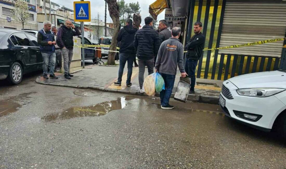 Diyarbakır’ın Bismil ilçesinde 3 kişi, kadın kılığında girdikleri kuyumcudan altın