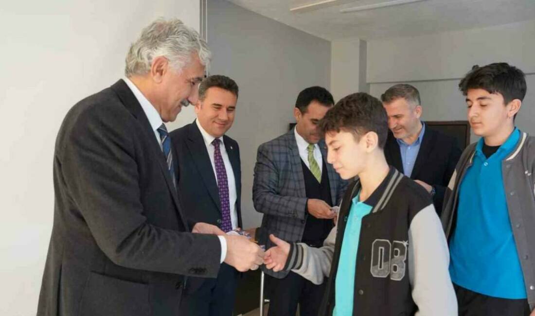 Kahta Belediye Başkanı Mehmet Can Hallaç, eğitim alanında desteklerini sürdürüyor;