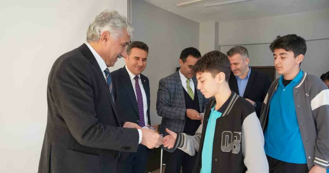 Kahta Belediye Başkanı Mehmet Can Hallaç, eğitim alanında desteklerini sürdürüyor;