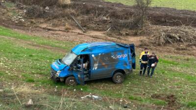 Adıyaman’da, bir kargo aracı kontrolden çıkarak takla atması sonucu 2