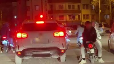 Adıyaman’da bir motosiklette ters oturan şahıs, elleriyle de plakayı kapatmaya