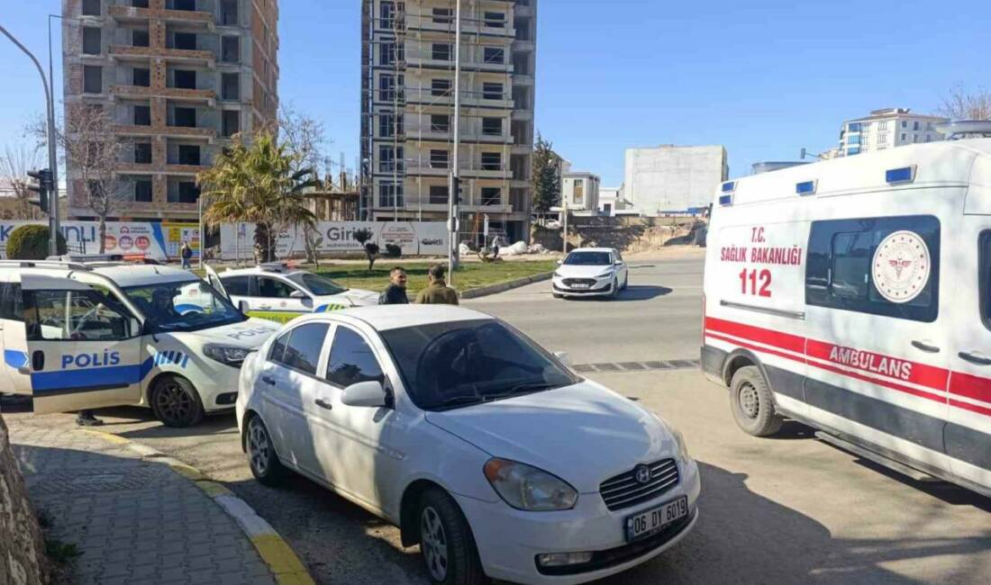 Adıyaman’da iki otomobilin kavşakta çarpışması sonucu 2 kişi yaralandı.
